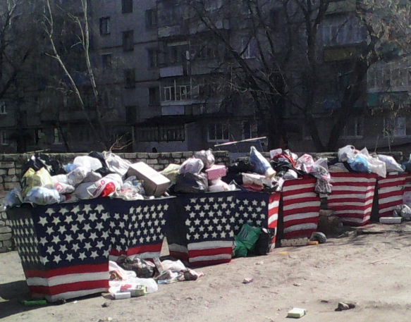 Жители Марий Эл раскрасили мусорные баки в цвета флага США 