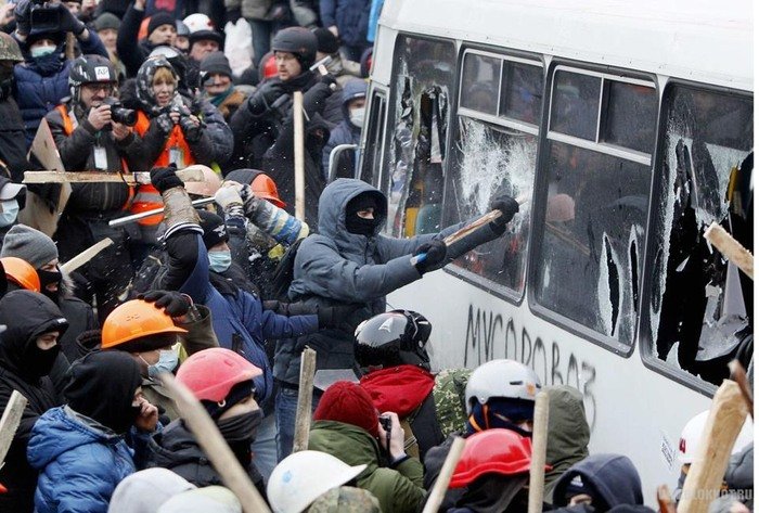 Количество жертв в ходе массовых протестов на Украине растет 