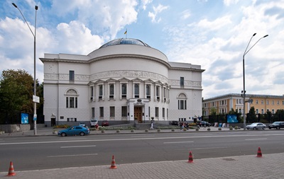 В Киеве штурмуют Дом учителя 