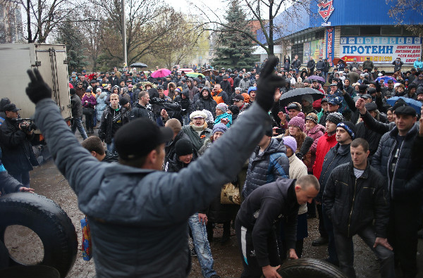 Жители Краматорска идут к аэродрому, чтобы блокировать украинских военных 