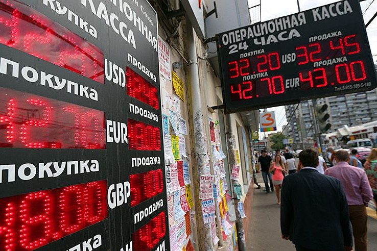 В ВТБ считают, что политическая ситуация вокруг Украины понижает курс рубля на 11% 