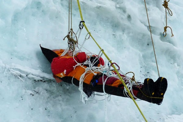 Под лавиной на Эвересте погибли 13 проводников 