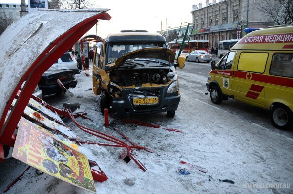 Микроавтобус врезался в остановку в Хабаровске. Пострадали четыре человека 