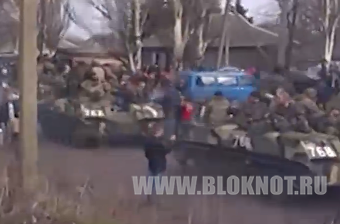 Жители Донбасса установили живой щит перед военной колонной 
