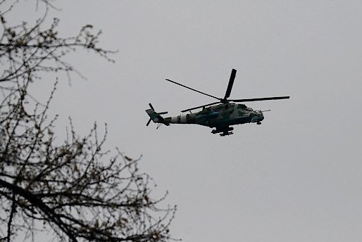 В Славянск стягивается военная техника,над городом - вертолеты 
