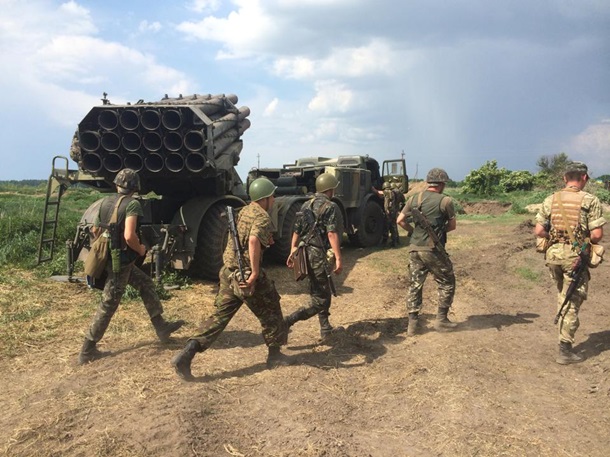 На Донбассе сосредоточилась тяжелая военная техника 