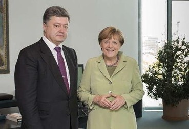 Меркель пригласила Порошенко в гости 