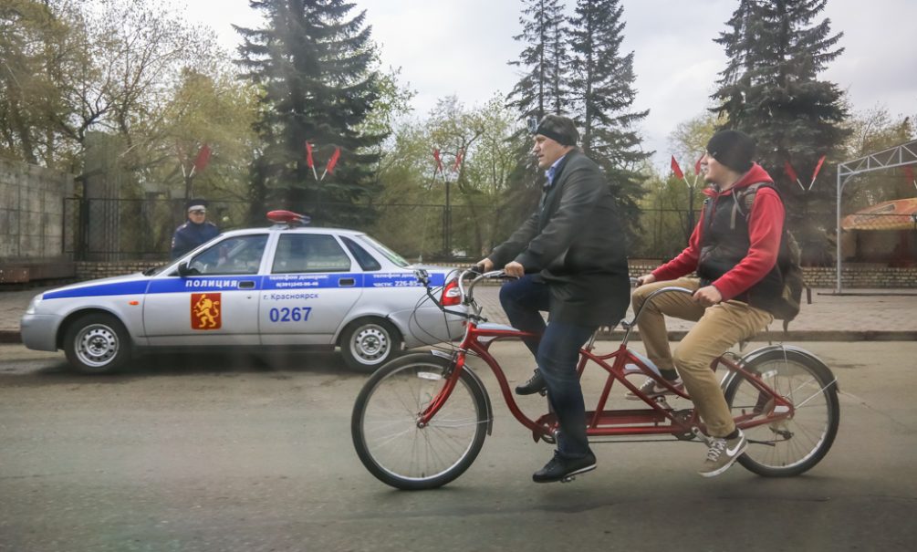 Носовко назвал пиаром катание красноярского депутата на велосипеде 