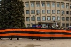 В Краматорске ополченцы  растянули огромную Георгиевскую ленту 