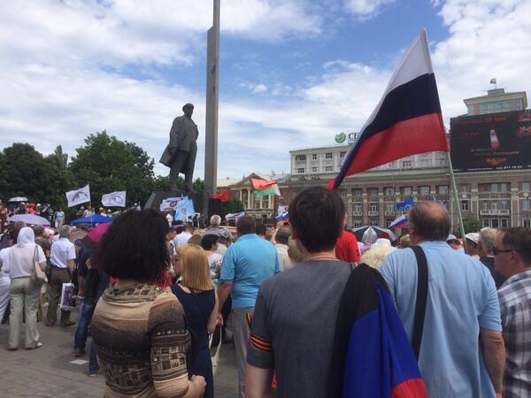 В Донецке идет многотысячный митинг против проведения выборов президента 