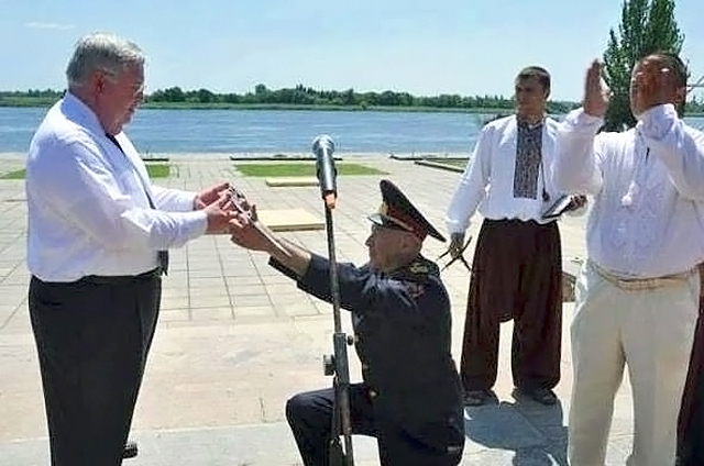 Украинский генерал на коленях вручил саблю экс-послу США? (фото) 