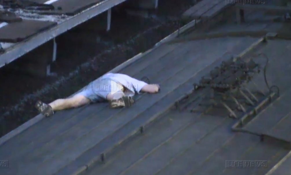 В интернете появилось видео, как на крыше поезда в Москве погиб «зацепер» 