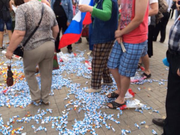 на фото: митингующие ходят по конфетам...  