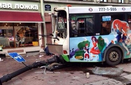 В Санкт-Петербурге автобус врезался в столб: ранены 15 человек 