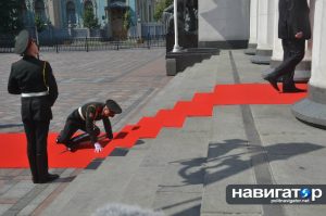 Солдат, упавший на инаугурации Порошенко: «Мне стало плохо»