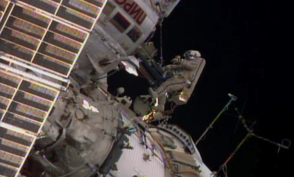 Россияне Скворцов и Артемьев вышли в открытый космос на 6,5 часов 