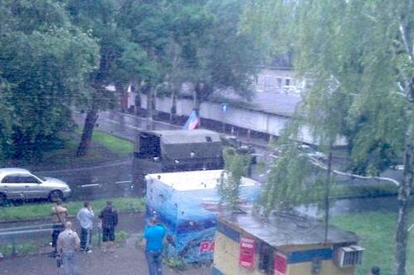 Ополченцы штурмуют военную часть №3004 в Донецке 