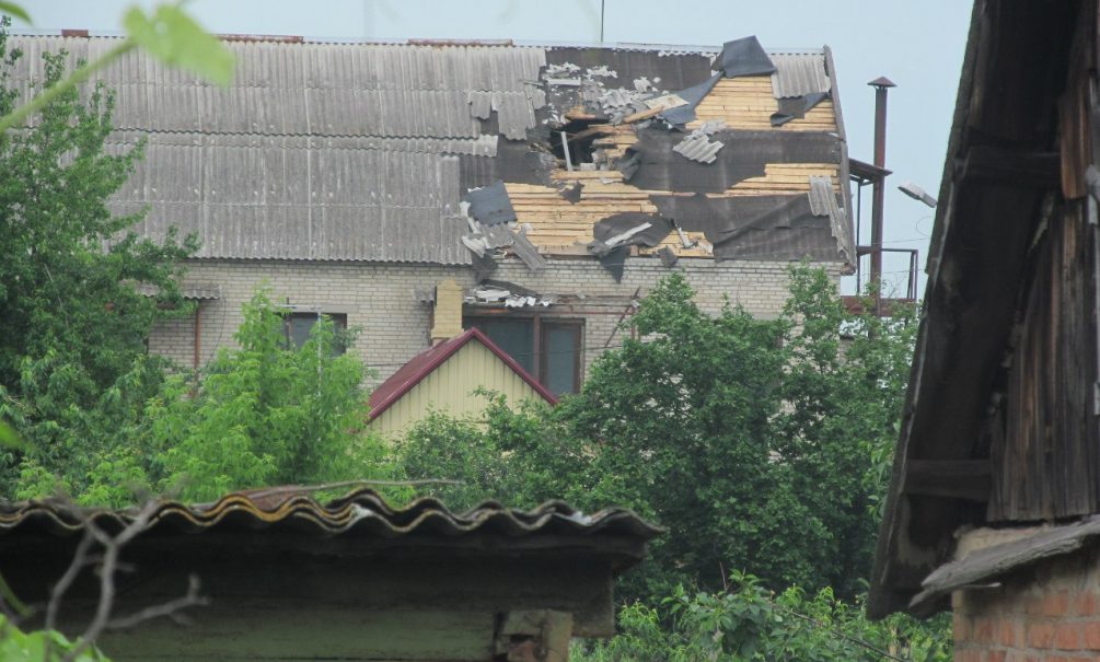 Киевские каратели разбомбили спящую Амвросиевку –  трое погибших, разрушены больница, рынок, автовокзал и 3 десятка домов 