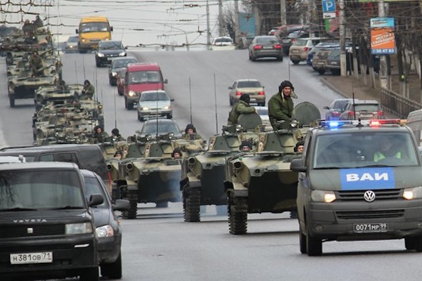 В направлении границы России и Украины движется колонна российских войск – СМИ Украины 