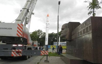 В Днепропетровске снесли памятник Ленину 