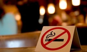 Российский регион ввел штрафы за курение в парках и подъездах