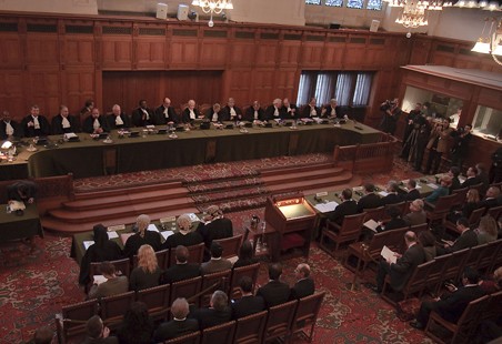Суд в Гааге обязал Россию выплатить экс-акционерам ЮКОСа $50 млрд 