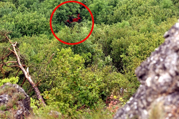 Машина упала в ущелье, водитель выжил и ушел домой - чудо во Франконии 