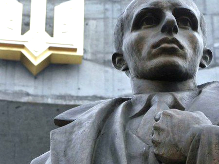 В Киеве предложили поставить памятник Бандере 