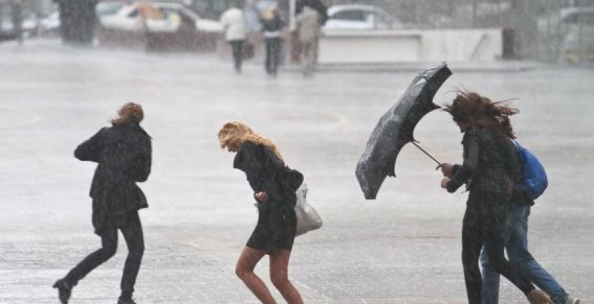 На Москву надвигаются град с грозой На Москву надвигаются град с грозой