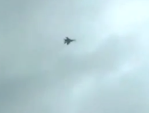 В небе над Луганском кружит украинский истребитель - очевидцы засняли самолет на телефон 