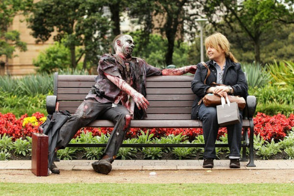По паркам Москвы бегают зомби 