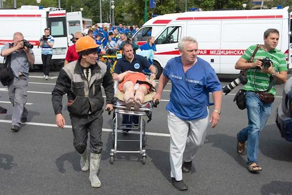 В метро погибло не менее десяти человек 