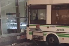 В Москве автобус протаранил витрину торгового центра, вылетев на тротуар 