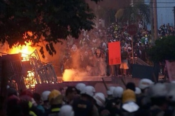 Поражение Бразилии обернулось массовыми беспорядками на улицах 