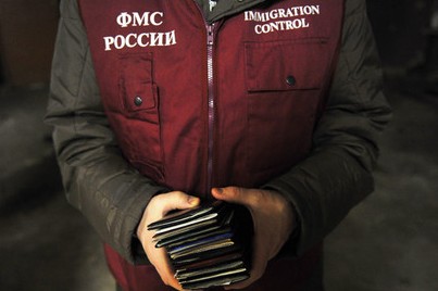 ФМС попалась на взятке в 1,8 млн рублей в Москве 