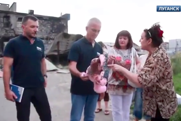 Порошенко в Луганске передали окровавленную детскую игрушку для его внука 