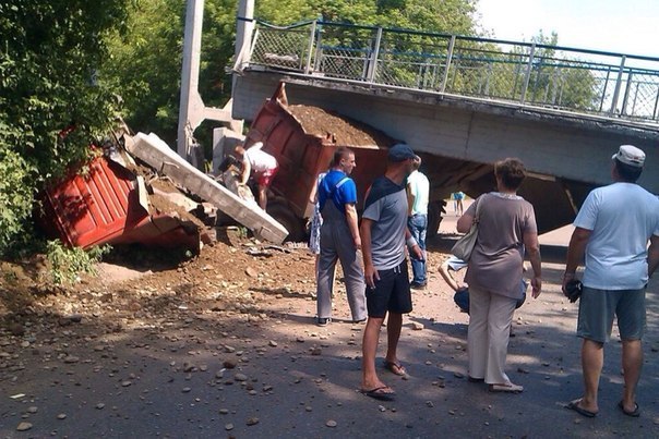Пешеходный мост рухнул в Красноярске 