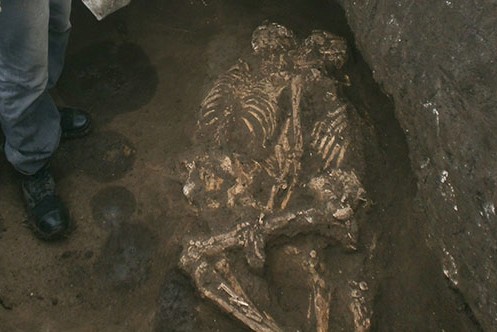 Археологи нашли древние скелеты двух обнявшихся мужчин 