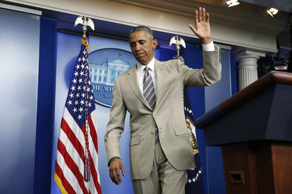 Обама будет и дальше носить бежевый костюм назло критикам 
