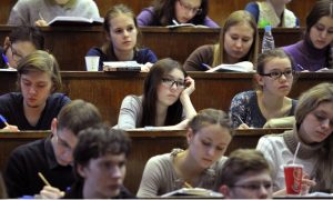 «Случится всплеск смертности»: преподаватели вузов пришли в шок от отмены дистанта