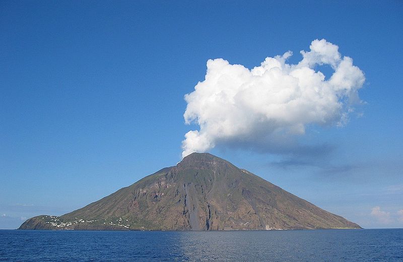 Вулкан извергается у берегов Италии 