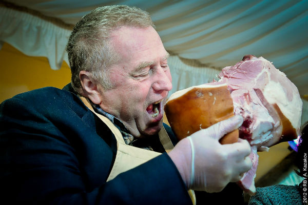 Жириновский купил гамбургер в «Макдоналдс» и растоптал 