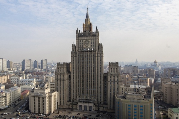 МИД РФ: лидеры стран-членов ЕС «по-тихому» договорились снять ограничения на поставки оружия Киеву МИД РФ: лидеры стран-членов ЕС «по-тихому» договорились снять ограничения на поставки оружия Киеву