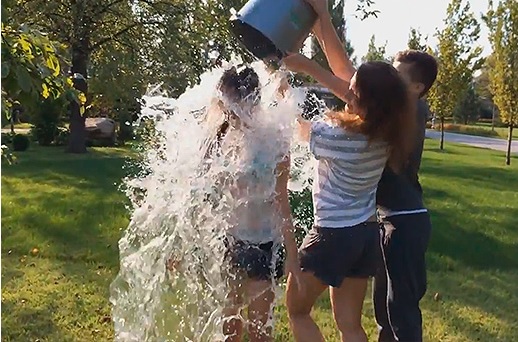 Дети облили водой жену Порошенко 