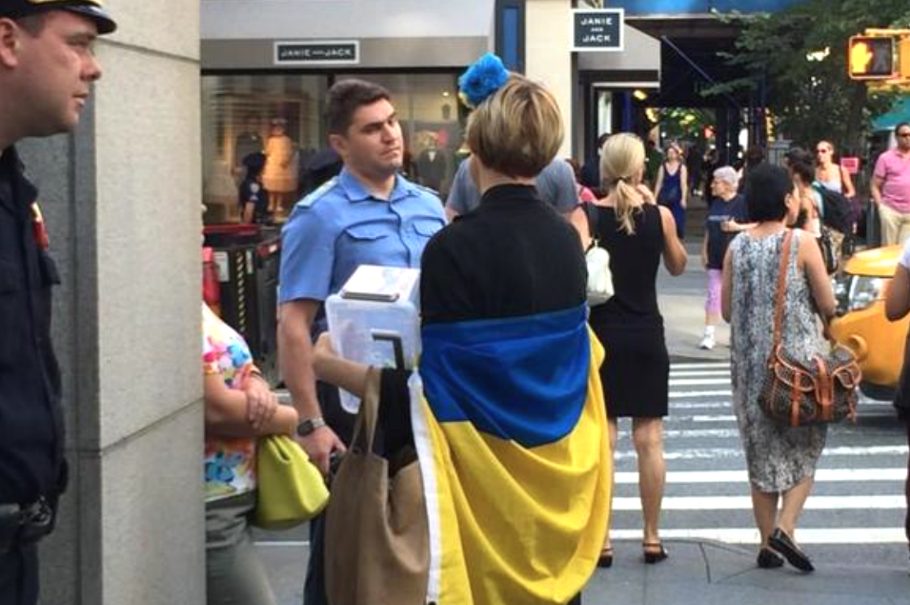 Украинский пикет в Нью-Йорке прервал коп одетый в форму полиции РФ 