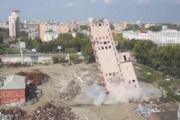В центре Екатеринбурга взорвали многоэтажную высотку 