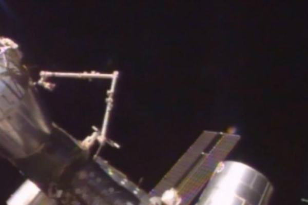 Камеры МКС зафиксировали НЛО на околоземной орбите 