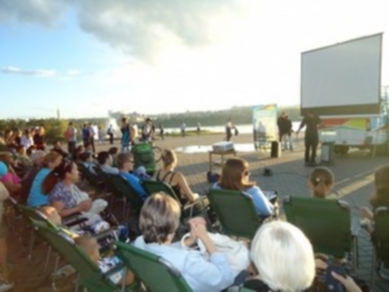 Около двух тысяч человек посетили «Летний кинотеатр» в Иркутске 