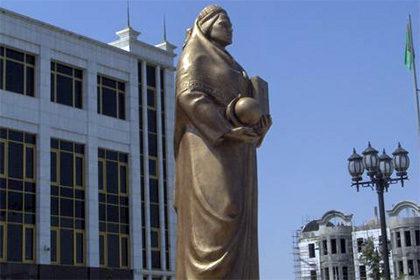В Туркменистане снесли памятник мамы Туркменбаши 