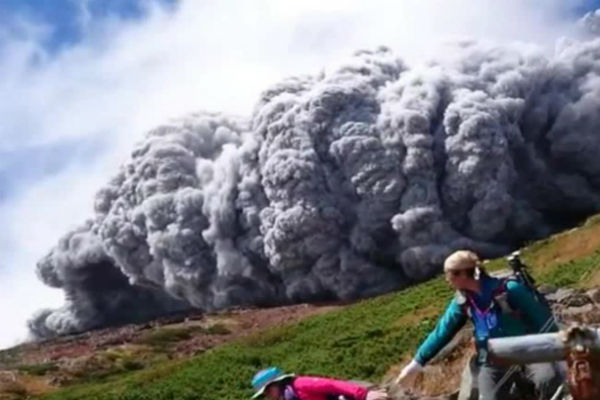 На склонах действующего вулкана в Японии обнаружены бездыханные тела 30 альпинистов 